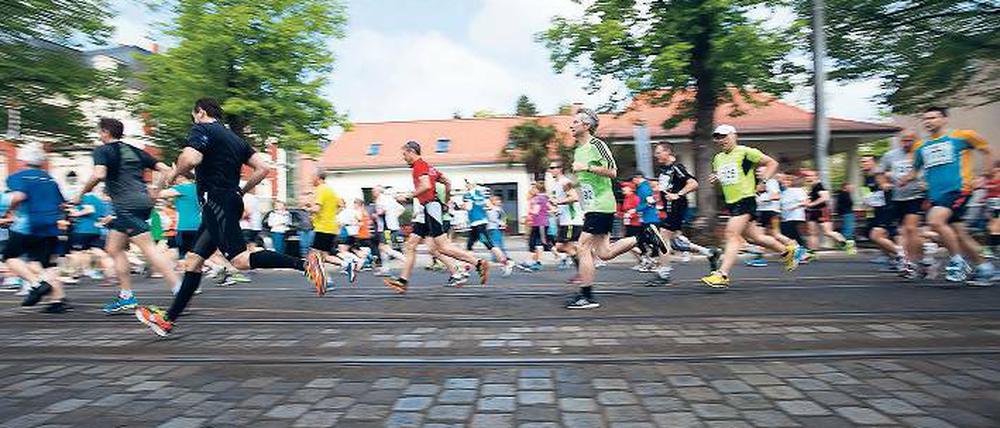Auf dem Weg zur temporeichen Stadtbesichtigung haben sich mehr als 2 000 Läufer beim 11. RBB-Lauf am Sonntag gemacht.