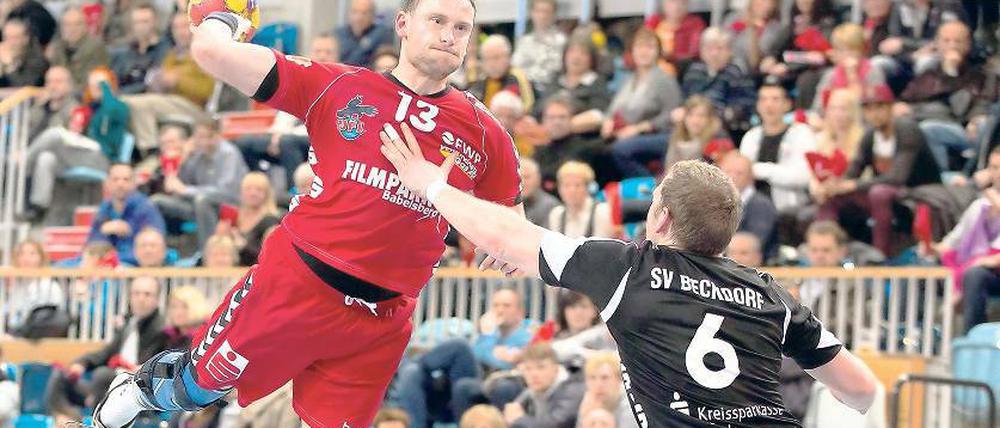 Es bleibt, wie es ist. Stephan Mellack (l.) hat sich, wie zahlreiche andere Spieler vor ihm, dafür entschieden, seinen Vertrag beim VfL Potsdam zu verlängern. Der torgefährliche Rückraumspieler hat großen Anteil am derzeitigen fünften Tabellenplatz in der dritten Liga.