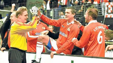 Bekannte Namen, bekannte Gesichter. Oskar Kosche, Christian Beeck und Jörg Schwanke (v.l.) liefen bei einem Hallenturnier im Jahr 2011 für das Union-Traditionsteam auf. Kosche und Schwanke haben sich für die 60-Jahr-Feier der SG Saarmund angekündigt - und lassen sicher noch einmal ihr Können aufblitzen.