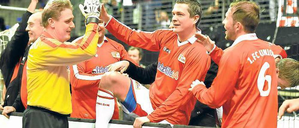 Bekannte Namen, bekannte Gesichter. Oskar Kosche, Christian Beeck und Jörg Schwanke (v.l.) liefen bei einem Hallenturnier im Jahr 2011 für das Union-Traditionsteam auf. Kosche und Schwanke haben sich für die 60-Jahr-Feier der SG Saarmund angekündigt - und lassen sicher noch einmal ihr Können aufblitzen.