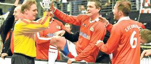 Bekannte Namen, bekannte Gesichter. Oskar Kosche, Christian Beeck und Jörg Schwanke (v.l.) liefen bei einem Hallenturnier im Jahr 2011 für das Union-Traditionsteam auf. Kosche und Schwanke haben sich für die 60-Jahr-Feier der SG Saarmund angekündigt - und lassen sicher noch einmal ihr Können aufblitzen.