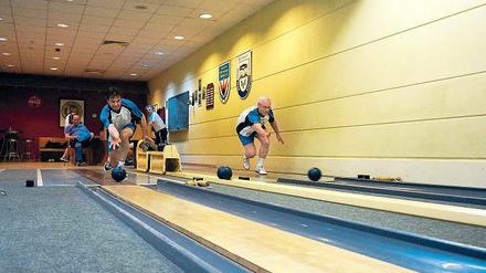 Vor dem Aus. Seit Bekanntwerden der Umbaupläne für den Sportpark Kleinmachnow zu einem Reha- und Fitnesszentrum, bangen die Kegelsportler von „Blau-Weiß Kleinmachnow“ und „Fortuna Teltow“ um die letzte Spielstätte der Region Teltow.