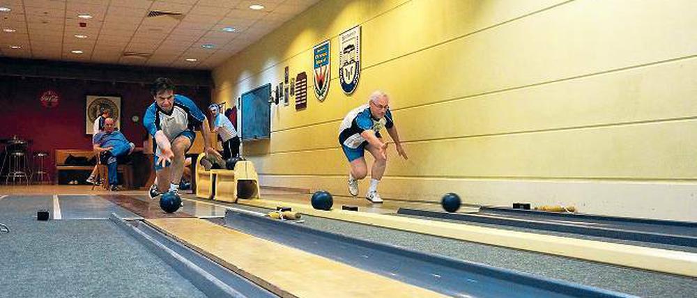 Vor dem Aus. Seit Bekanntwerden der Umbaupläne für den Sportpark Kleinmachnow zu einem Reha- und Fitnesszentrum, bangen die Kegelsportler von „Blau-Weiß Kleinmachnow“ und „Fortuna Teltow“ um die letzte Spielstätte der Region Teltow.