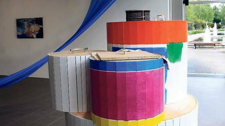 Bunte Stapelware: Die Installationen von Manfred Pernice und Bettina Allamoda beschäftigen sich mit den Wechselwirkungen von Alltag und Kunst.
