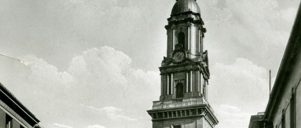 Die Heiligengeistkirche wurde 1726 eingeweiht und diente zwei Gemeinden als Gotteshaus. Die Postkarte aus den 1930er-Jahren zeigt das Bauwerk.