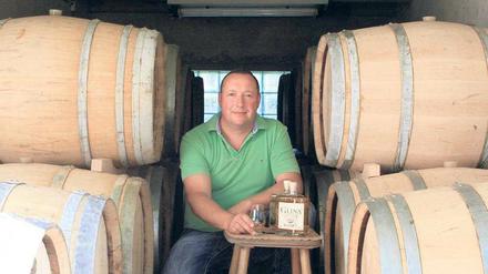 Genießer. Michael Schulz ist nicht nur Landwirt auf dem Siedlerhof, er stellt auch Hochprozentiges her. Sein Gina-Whiskey ist einer der Verkaufsschlager. Um Produktionsschritte erklären zu können, will er neben der Destillerie Seminarräume bauen.