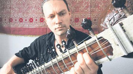Saitenarbeiter. Der Potsdamer Sitarspieler Sebastian Dreyer.
