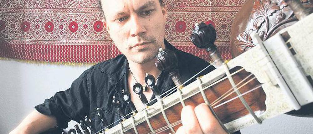 Saitenarbeiter. Der Potsdamer Sitarspieler Sebastian Dreyer.