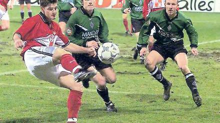 Weiß wie Pokal geht: Tom Persich (l.) spielte viele Jahre für den 1. FC Union Berlin – hier im DFP-Pokal gegen Borussia Mönchengladbach im Jahr 2001.