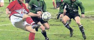 Weiß wie Pokal geht: Tom Persich (l.) spielte viele Jahre für den 1. FC Union Berlin – hier im DFP-Pokal gegen Borussia Mönchengladbach im Jahr 2001.