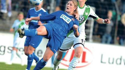 Brisantes Duell auf Augenhöhe: Maren Mjelde (l) von Turbine Potsdam und Wolfsburgs Alexandra Popp werden auch heute aufeinandertreffen.