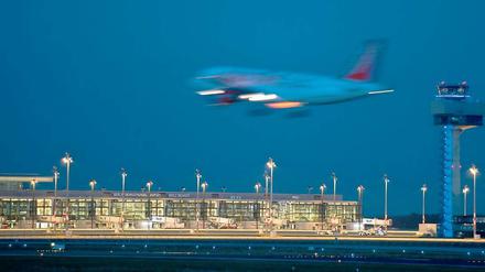Das Nachtflugverbot bleibt weiter Zankapfel. In der SPD-Basis mehren sich die Stimmen, dass Brandenburg den Alleingang für das komplette Flugverbot von 22 bis 6 Uhr machen muss – gegen Berlin und den Bund.