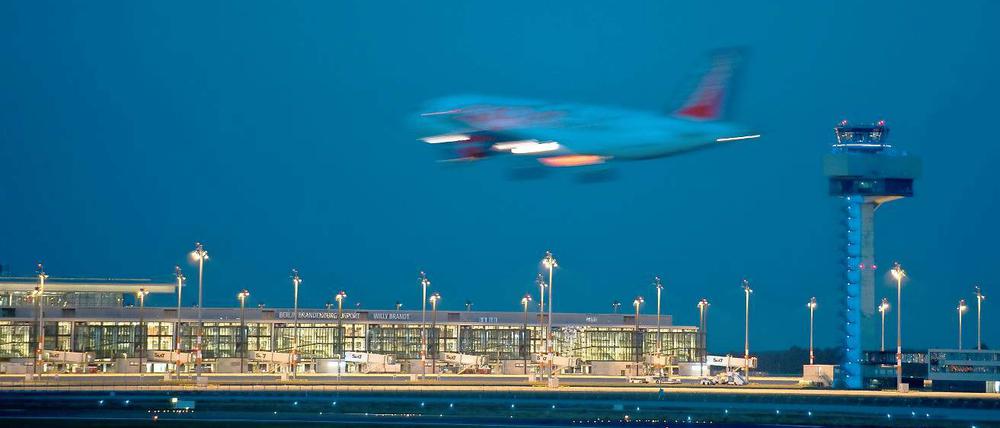 Das Nachtflugverbot bleibt weiter Zankapfel. In der SPD-Basis mehren sich die Stimmen, dass Brandenburg den Alleingang für das komplette Flugverbot von 22 bis 6 Uhr machen muss – gegen Berlin und den Bund.