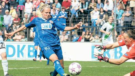 Auch Turbine-Mittelfeldakteurin Julia Simic konnte den Ball nicht im Kasten von Wolfburgs Torhüterin Almuth Schult unterbringen.