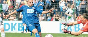 Auch Turbine-Mittelfeldakteurin Julia Simic konnte den Ball nicht im Kasten von Wolfburgs Torhüterin Almuth Schult unterbringen.