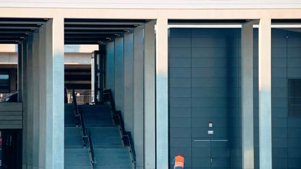 Mit Hochdruck? Die Arbeiten im Terminal des neuen Hauptstadtflughafens BER in Schönefeld sind seit der geplatzten Eröffnung im Frühjahr 2012 kaum vorangekommen. Jetzt gibt es zumindest einen Plan zum Umbau der Entrauchungsanlage.