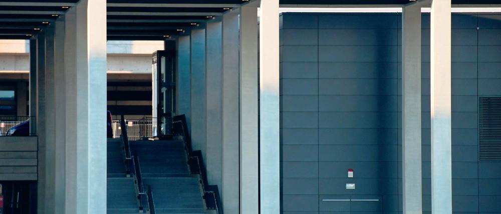Mit Hochdruck? Die Arbeiten im Terminal des neuen Hauptstadtflughafens BER in Schönefeld sind seit der geplatzten Eröffnung im Frühjahr 2012 kaum vorangekommen. Jetzt gibt es zumindest einen Plan zum Umbau der Entrauchungsanlage.