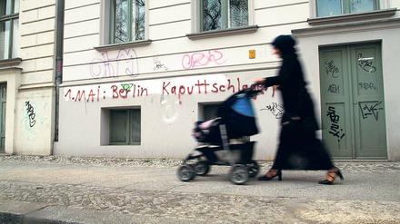 Zeichen an der Wand. Trotz solcher martialischer Parolen an Kreuzberger Häuserwänden blieb der 1. Mai im Vorjahr ziemlich ruhig.