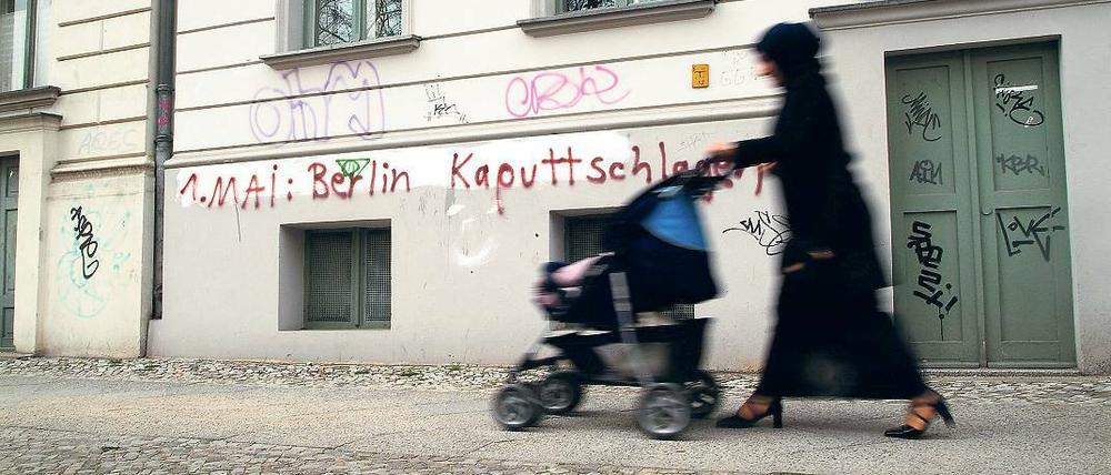 Zeichen an der Wand. Trotz solcher martialischer Parolen an Kreuzberger Häuserwänden blieb der 1. Mai im Vorjahr ziemlich ruhig.