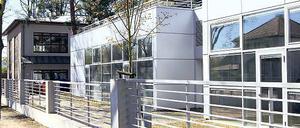 Drei sind noch im Rennen. Der neue Eigentümer der früheren Dachdeckerschule lässt die Immobilie derzeit instand setzen. In wenigen Wochen will er das Objekt vermietet haben – an ein großes Unternehmen. Drei Top-Kandidaten soll es geben.