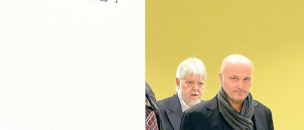 Was war wirklich los? In der Affäre um Ex-Justizminister Volkmar Schöneburg (r.) soll sein Amtsnachfolger Helmuth Markov nun endlich Aufklärungsarbeit leisten. Dies fordert die Opposition im Landtag.