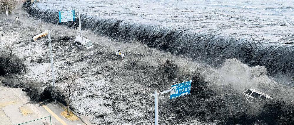 Japans Beben: Im März 2011 überrollte eine Flutwelle die Küste Japans - hier in der Stadt Miyako. Der Tsunami folgte auf ein Erdbeben der Stärke 8,9.