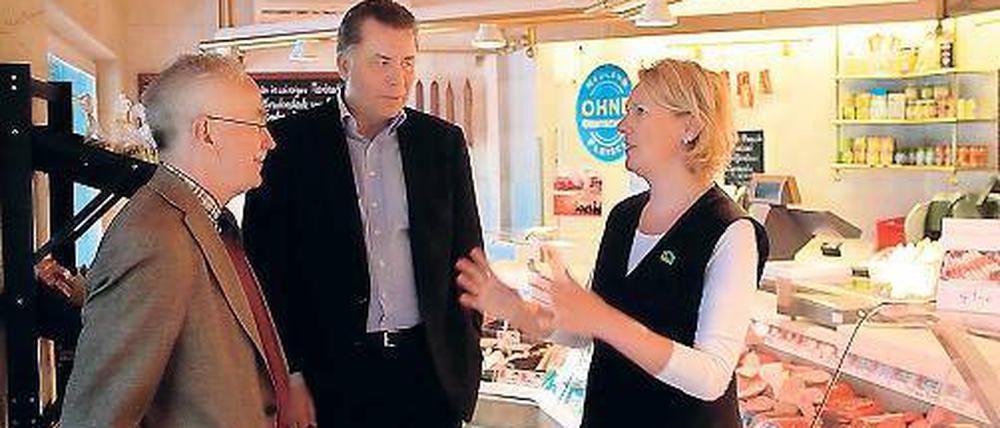 Zuhören. Andrea Spehr mit Ludwig Burkardt (l.) und Christian Ehler.