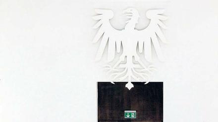 Weiß oder Rot? Die Posse um die Farbe des brandenburgischen Adlers im Plenarsaal des neuen Landtags geht weiter.