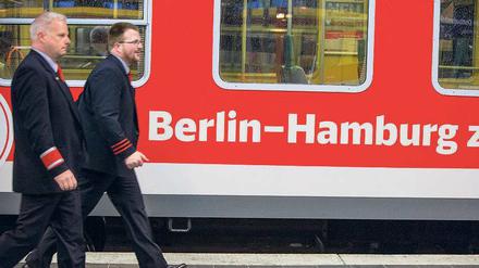 Vorsicht an der Bahnsteigkante. Früher sagte man D-Zug, nun heißt es Interregio-Express. Aber heute wie damals ist das Ziel dasselbe: Hamburg. Und das vom eigentlich zur Regional- und S-Bahn-Station degradierten Bahnhof Zoo in Berlin.
