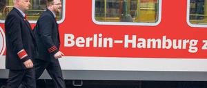 Vorsicht an der Bahnsteigkante. Früher sagte man D-Zug, nun heißt es Interregio-Express. Aber heute wie damals ist das Ziel dasselbe: Hamburg. Und das vom eigentlich zur Regional- und S-Bahn-Station degradierten Bahnhof Zoo in Berlin.
