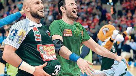 Nur Verrückte hier. Füchse-Kapitän Iker Romero (r.) und sein Teamkollege sowie langjähriger Freund Konstantin Igropulo nach dem Sieg im Pokalfinale gegen Flensburg.