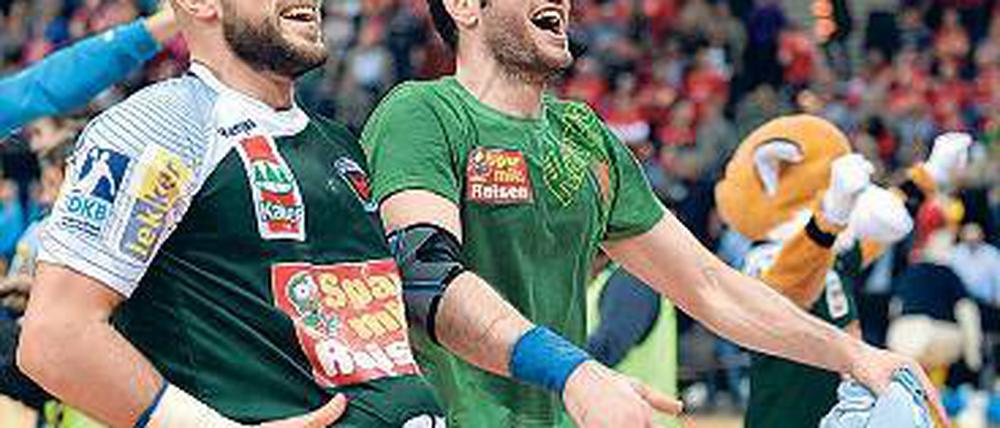 Nur Verrückte hier. Füchse-Kapitän Iker Romero (r.) und sein Teamkollege sowie langjähriger Freund Konstantin Igropulo nach dem Sieg im Pokalfinale gegen Flensburg.