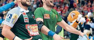 Nur Verrückte hier. Füchse-Kapitän Iker Romero (r.) und sein Teamkollege sowie langjähriger Freund Konstantin Igropulo nach dem Sieg im Pokalfinale gegen Flensburg.