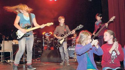 So geht Band. Lange wurde im Camp geprobt, jetzt wird im Lindenpark das Musical „Jam - The New School of Rock“ von Kindern und Jugendlichen live aufgeführt.