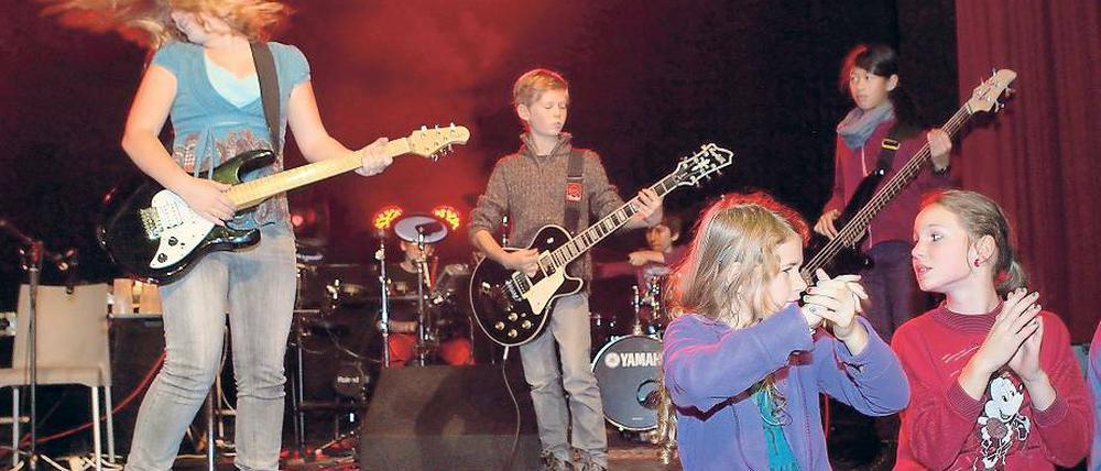 So geht Band. Lange wurde im Camp geprobt, jetzt wird im Lindenpark das Musical „Jam - The New School of Rock“ von Kindern und Jugendlichen live aufgeführt.