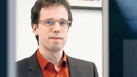 Analog im Digitalen. Der Informatiker Felix Naumann liest Bücher und Zeitungen gerne auf Papier gedruckt. Den Computer nutzt er zum Programmieren. Eine fesselnde und befriedigende Tätigkeit, wie er sagt.
