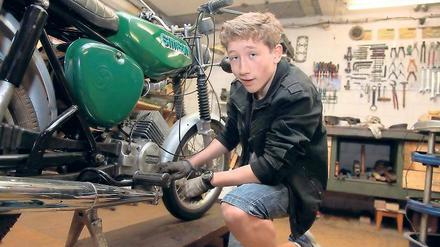 Cool mit Simson. Der 16-jährige Jakob hat sechs Monate lang mit anderen Jugendlichen an der Simson geschraubt, demnächst darf er sie endlich Probe fahren.