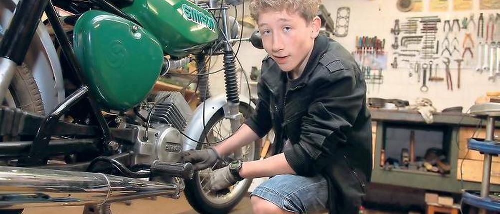 Cool mit Simson. Der 16-jährige Jakob hat sechs Monate lang mit anderen Jugendlichen an der Simson geschraubt, demnächst darf er sie endlich Probe fahren.
