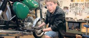 Cool mit Simson. Der 16-jährige Jakob hat sechs Monate lang mit anderen Jugendlichen an der Simson geschraubt, demnächst darf er sie endlich Probe fahren.