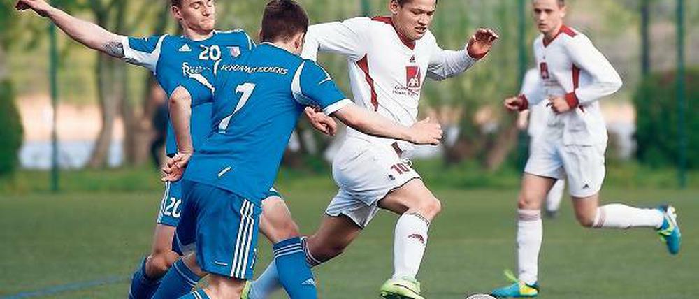War kaum zu halten. Mirsad Stollaj bezwang die Potsdamer Kickers zwar nicht im Alleingang, aber der Teltower Stürmer hatte maßgeblichen Anteil am klaren Erfolg seiner Mannschaft.