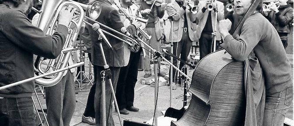 Eine Nische, die alle Maße zu sprengen drohte: Die Free-Jazz-Szene in der DDR tobte – etwa hier beim Open-Air-Festival im brandenburgischen Peitz am 20. Juni 1981.