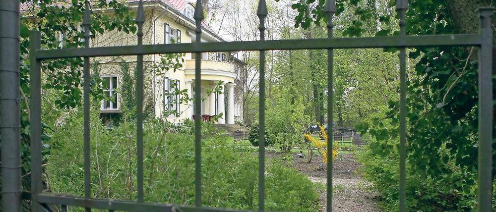 Hinter Gittern. Der Zaun um die Wiese am Zernsee verärgert einige Golmer.