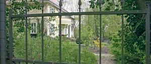 Hinter Gittern. Der Zaun um die Wiese am Zernsee verärgert einige Golmer.