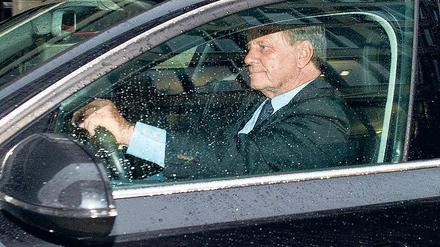 Allein am Steuer. Normalerweise wird Hartmut Mehdorn von einem Chauffeur gefahren. Am Freitagabend hatte er diesem aber freigegeben, weil die BER-Aufsichtsratssitzung so lange dauerte. Archiv
