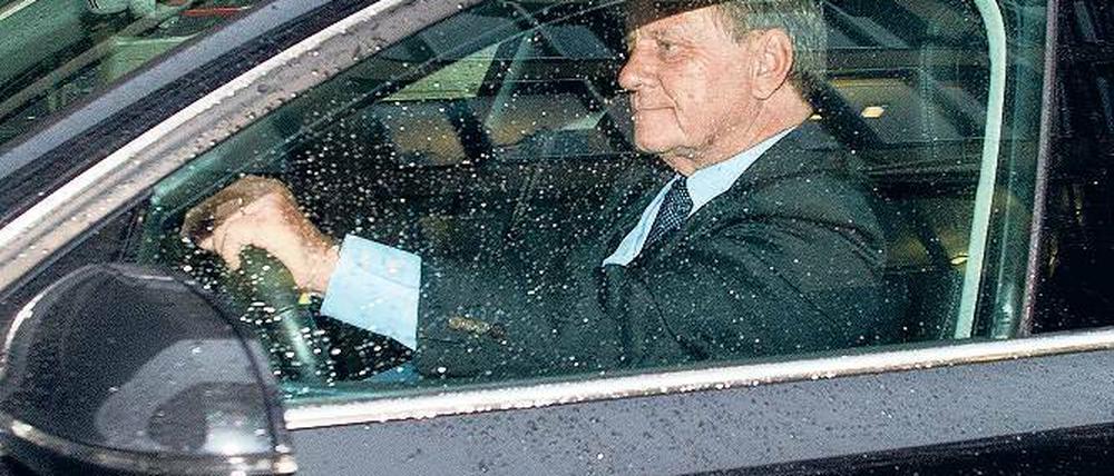 Allein am Steuer. Normalerweise wird Hartmut Mehdorn von einem Chauffeur gefahren. Am Freitagabend hatte er diesem aber freigegeben, weil die BER-Aufsichtsratssitzung so lange dauerte. Archiv