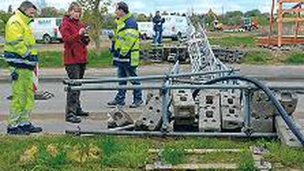 Unfall mit Schwerverletzten: Die umgestürzte Kabelbrücke in Fahrland.