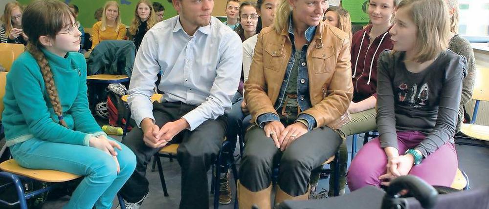 Lockere Runde. Kirsten Bruhn und Torben Schmidtke mit Schülern.