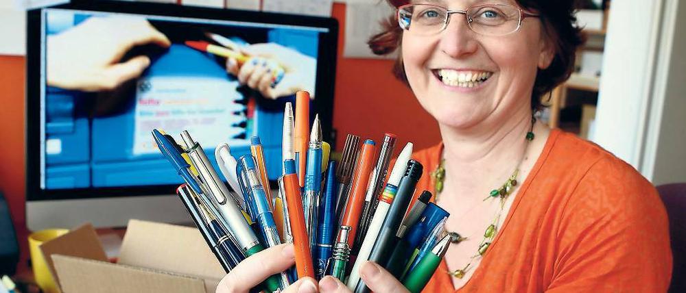 Der Charme alter Stifte. Mit den Kugelschreibern und Textmarkern, die Grit Wolff pro Jahr sammelt, können zwei Blumentöpfe aus recyceltem Plastik hergestellt werden.