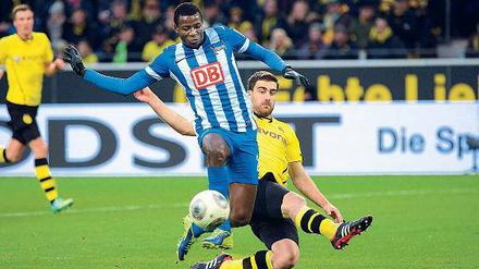 Trikottausch. Adrian Ramos muss die Grätschen von Sokratis nicht mehr fürchten – es sei denn im Training beim BVB.