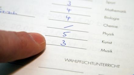 Da fehlt doch was: Weil viele Stunden ausfielen, mussten Brandenburgs Schüler auf vollständige Zeugnisse verzichten.